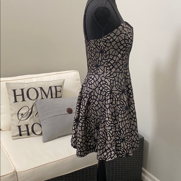 Black and Beige Dress - Plunge Front - Trac - Picture 4 of 16